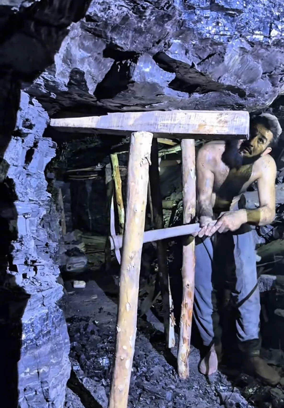 Blackdiamond mining ⛏️⛏️#Minecraft #mining #digging #blackdiamond #undergroundgold #treasurehunt #secrettunnels #gemstones #diamondmining #secretmine #diamond #usa🇺🇸 