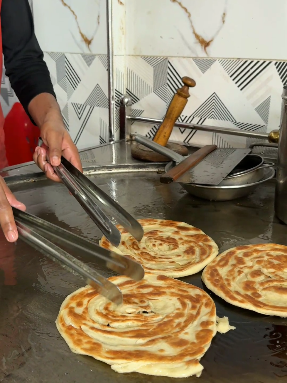 unique way of making parathas 😋 #food #bread #Foodie 