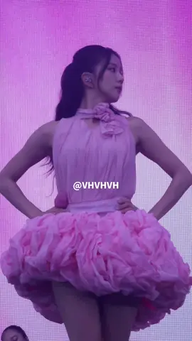 Paris Day 2: A behind-the-scenes look at the Pink Fairies #jisoo #blackpink 