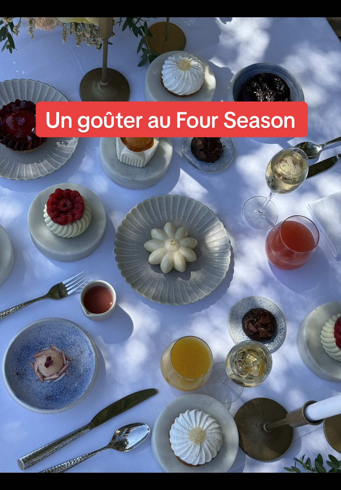 Babe veut un énorme goûter 🎀🧁🍓🍧 @Four Seasons Hotels à Saint Jean Cap Ferrat présente son nouveau rendez-vous gourmand “Sweet O’Clock”. ✨ Imaginé par le Chef Pâtissier @pierrejeanquinonero , ce goûter d’exception propose une dégustation inédite de créations sucrées élaborées à partir des meilleurs produits de saison. Pensée comme un véritable voyage sensoriel, cette pause gourmande met à l'honneur des desserts raffinés aux associations de saveurs et de textures surprenantes : Chou vanille, pécan & caramel, mêlant fondant et croustillant Tarte à la vanille grillée de Tahiti,  Entremets abricot de Provence & noisette,  Tarte citron de Menton & menthe du jardin de l’hôtel..  Collaboration commerciale 