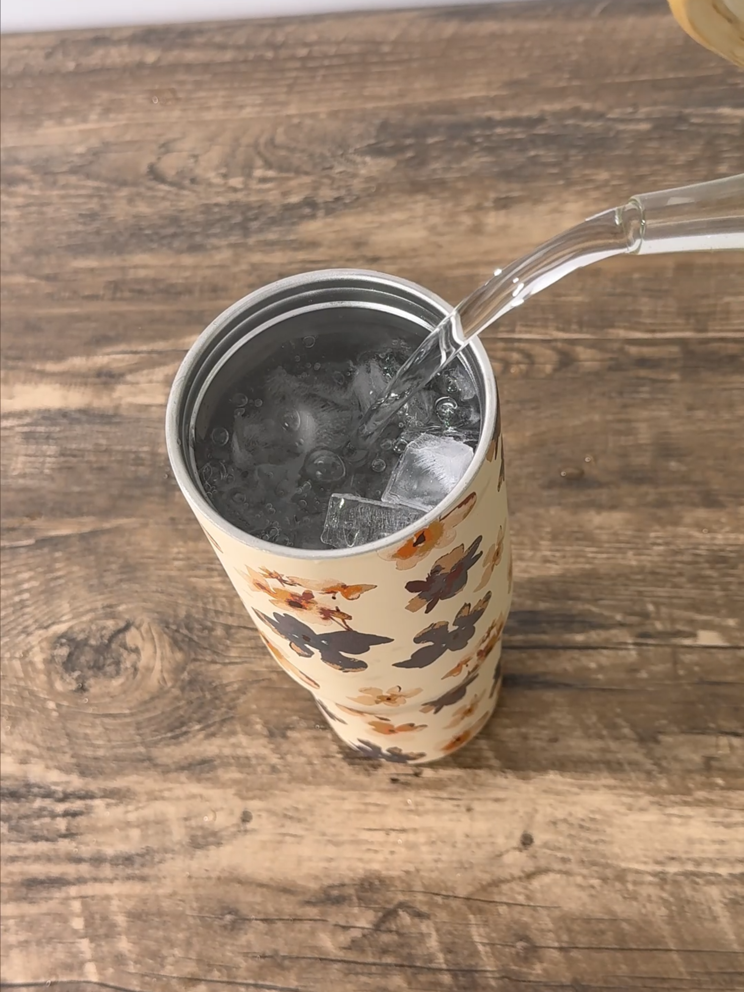 Kenapa baru sekarang aku jumpa tumbler ni?! 😱 CANTIK GILER! 💯 1000ml tu, lagi pun tahan panas lebih 20 jam! ❄ Senang nak bawa ke mana²! ✨ Beli mesti TAK KESESALAN!  #MODOFOthermoscup #thermosbottle #tumbler #thermoscup #FYI #modofotumbler #MODOFO #RosetteTumbler