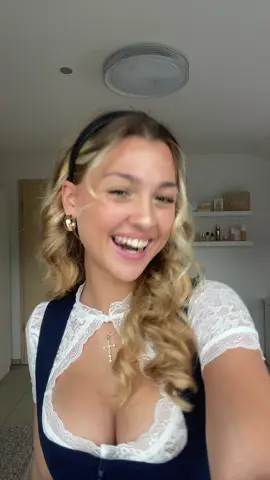 Und die Schleife ist immernoch links 😉Link zum Dirndl in meiner Bio ! Rabattcode : /anzeige #fyp#dirndl 