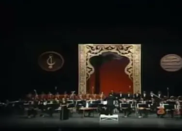 يَستَهوي الوُرقَ تَأَوُّهُهُ وَيُذيبُ الصَخرَ تَنَهُّدُهُ وَيُناجي النَجمَ وَيُتعِبُهُ وَيُقيمُ اللَيلَ وَيُقعِدُهُ الحُسنُ حَلَفتُ بِيوسُفِهِ وَالسورَةِ إِنَّكَ مُفرَدُهُ وَتَمَنَّت كُلُّ مُقَطَّعَةٍ يَدَها لَو تُبعَثُ تَشهَدُهُ #angham #mohammedabdulwahab #ahmedshowqi 