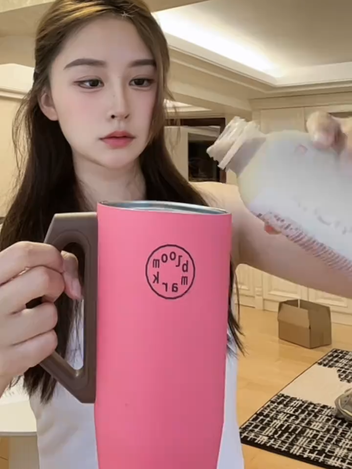 姐妹們！孩子不愛喝水的 妳給他買壹個就可以了 包喝的！壹個好看的杯子就讓人有喝水的欲望#保溫杯 #bloommark #冰霸杯 #喝水