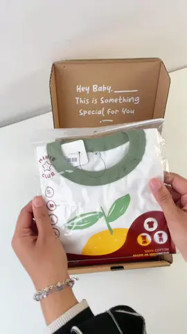 Unboxing Tshirt Vitaboo, Teman Baru Si Kecil!😍 Yuk kenalan sama Si Jeruk & Si Tomat untuk anak usia 2, 4, dan 6 tahun! Bahan cotton combed super adem & nyaman, cocok untuk main seharian 🌤️ #Minieclub #tshirtanak #kaosanak #tshirtvitaboo #kaoslucuanak #Minieclub #UnboxingMinieclub #OOTDAnak #ootdanak #ootdbayi #bajuanakmurah #ootdbayi 