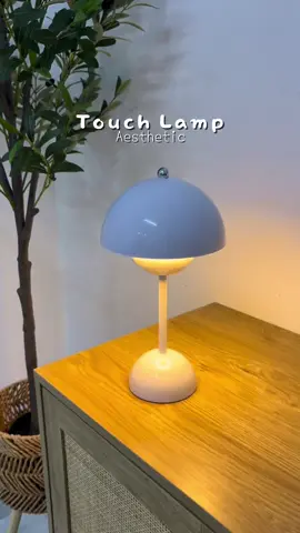 Masih tak boleh nak move on lagi ye dgn touch lamp ni. Tersangat laa cantik 😭 Boleh jadikan lampu belajar, lampu tidur, boleh jugak nak buat deco deco 😍 #touchlamp #desklamp #wirelessdesklamp #lampubelajar #lamputidur  #lampuaesthetic