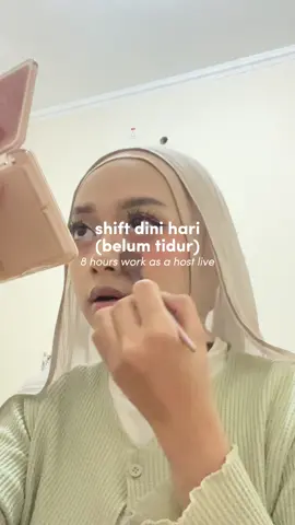 kerja hari ini pake lippies terbarunya nya @Wardah Beauty Official omgggg 💋 CAKEP #adayinmylife #wardah #wardahliptint #liptintviral #wardahairbrush 