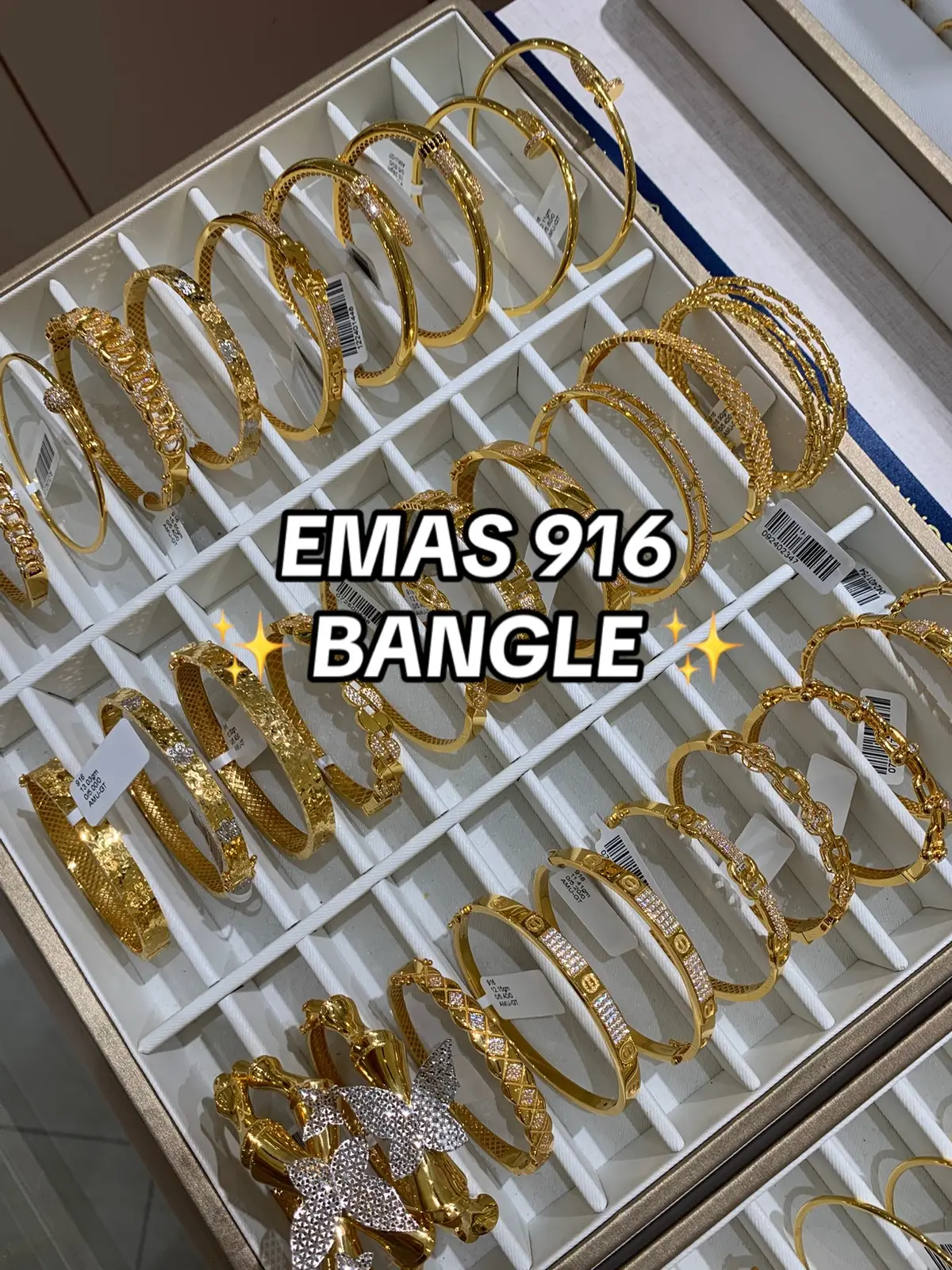 Korang suka ehh request request kat DM nak tengok bangle. Tapi kali ni nak yang macam same theme. Kami cuba yaaa. Kalau nak beli 3 bangle terus pun berbaloi tuu. Sebab 1st item 4% off & 2nd item seterusnya 6% each! Ajak mak adik kakak jiran cikgu tunang beli sekali ramai ramai 😮‍💨✨ Kalau nak try boleh walk in Megan @ ISETAN KLCC !!! Postage pun ada boleh Ws no kami ada kat BIO. #MeganKLCC #MeganIsetanKLCC #IsetanKualaLumpur #meganjewellery #emas916 #BangleEmas916 #22kgoldBangle #KualaLumpur #jewelry #Gold #goldjewelry #meganjewellery #Bangle #StackingBangle 