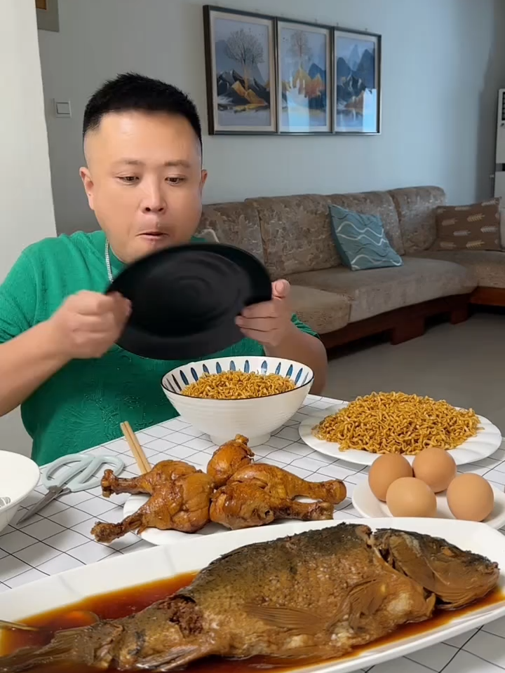 他自己说的就喜欢吃面