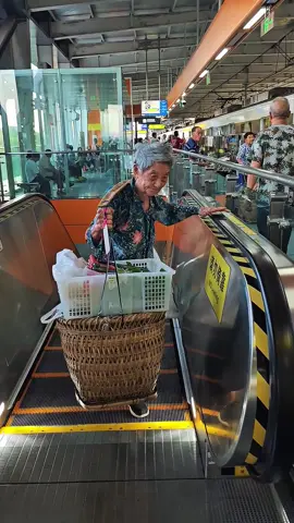 Every morning in Chongqing, a unique scene unfolds on Subway Line 4, which has been nicknamed the 