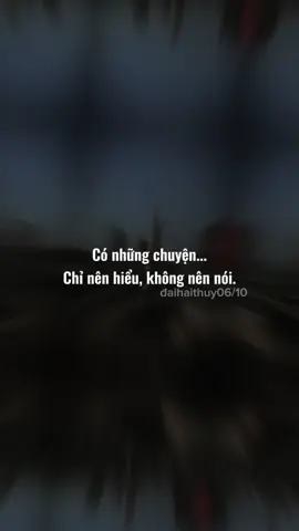 Đến một độ tuổi nào đó, người ta tự nhiên im lặng hơn. Không phải vì không còn điều gì để nói. Mà là có quá nhiều điều...nói ra cũng chẳng để làm gì. Vì hiểu - là để sống cho đúng. Còn nói - đôi khi chỉ để chứng minh mình đúng. Nhưng chứng minh để làm gì, khi người ta chưa chắc đã muốn nghe..?? Cuộc đời không thiếu những người thích giành phần đúng. Nhưng lại rất hiếm người chịu đặt mình vào vị trí người khác để hiểu. Có những chuyện, hiểu rồi...là đủ. Nói ra chỉ khiến người khác chạm tự ái, rồi buồn lòng, rồi xa nhau. Có những tình cảm, thoạt nhìn tưởng chân thành. Nhưng hiểu rồi mới biết: có điều kiện, có giới hạn. Có những con người, ban đầu tiếp xúc thấy rất tốt. Nhưng càng hiểu sâu lại càng thấy - nên giữ một khoảng cách. Hiểu - để tỉnh. im lặng - để không làm tổn thương. Và đôi khi, để giữ lại chút tình cảm cuối cùng, dù ít ỏi. Chúng ta không cần phải nói hết ra, không cần lúc nào cũng 