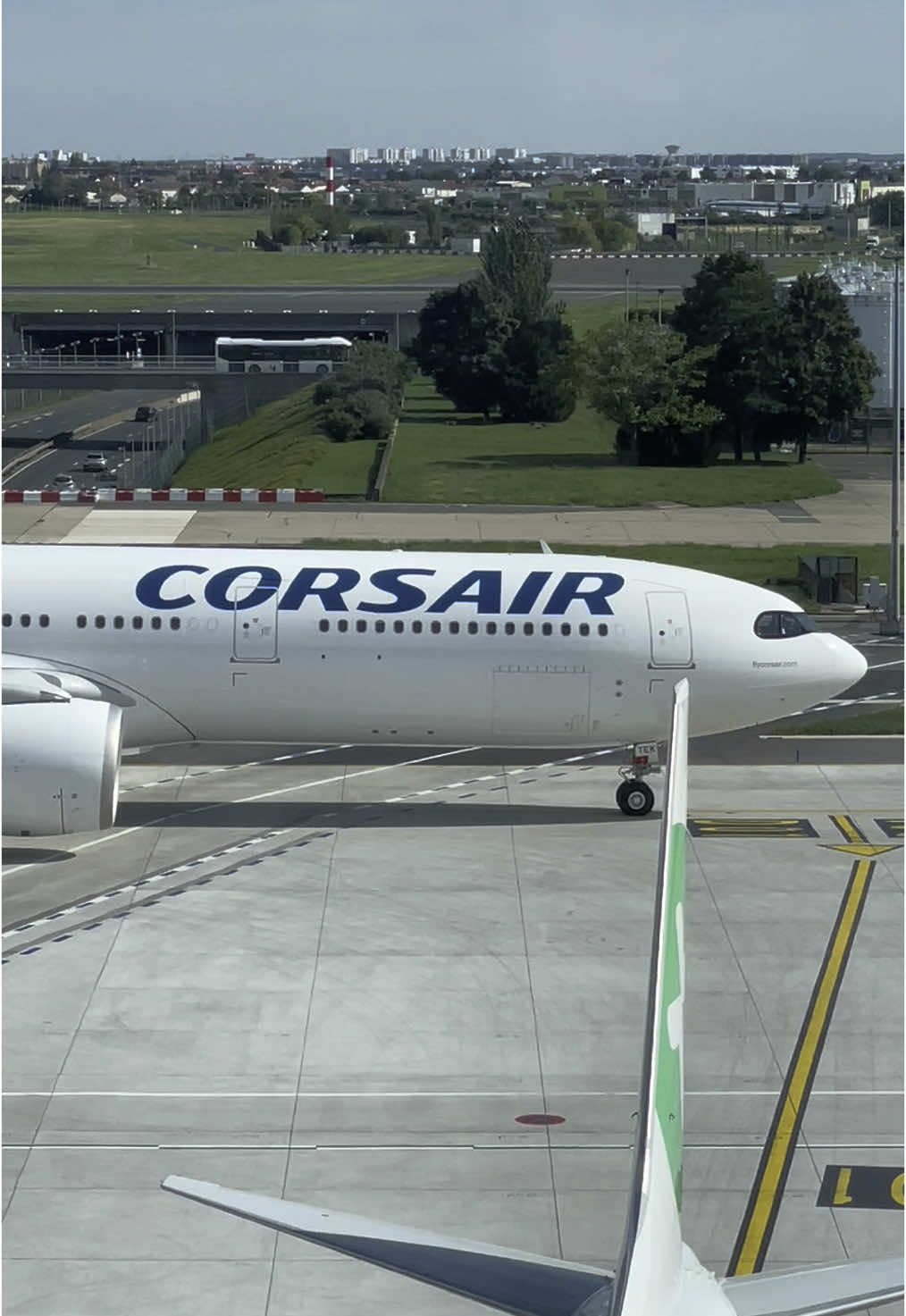 Corsair direction FMEE 🇷🇪✈️ et merci @hana350_ pour le spot 🥰  #orly #planespotting #corsaire #plane #avion #spot #974 