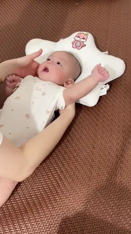 Mấy loại gối này nên sắm từ lúc chuẩn bị sinh luôn các mom nha. Vì gối đầu đừng sợ con có hợp tác hay ko, nó không giống mấy đồ dùng khác.  #goitreembonmua #goidinhhinhdauchobe #goiluoithoangkhi #laxanhkids #mekemtit 