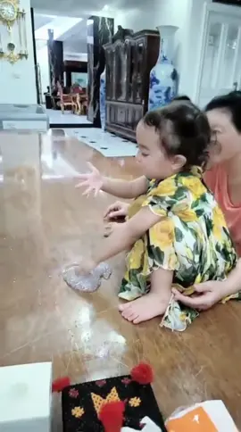 Main dan bercanda bareng cucu pertama, Alka. Obat paling manjur menghilangkan capek. Nggak butuh alasan buat ketawa kalau udah sama Alka 😁 #saidabdullah #familytime❤️ 