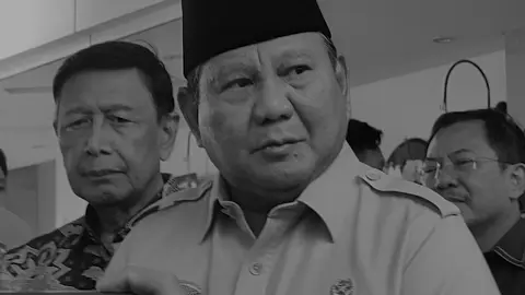 Abolisi dan amnesti kembali menjadi sorotan publik usai mencuat dalam polemik hukum yang melibatkan Tom Lembong dan Hasto Kristiyanto. Keduanya merupakan dua hak konstitusional Presiden yang diatur dalam Pasal 14 UUD 1945. Abolisi adalah penghentian proses hukum sebelum ada putusan pengadilan, sedangkan amnesti menghapus seluruh akibat hukum pidana bagi pelaku. Dalam konteks ini, banyak pihak menyoroti apakah Presiden berwenang menggunakan hak tersebut untuk kepentingan politik atau semata demi keadilan hukum. #PresidenPrabowo #Amnesti #Abolisi #TomLembong #HastoKristiyanto #Hukum #Politik