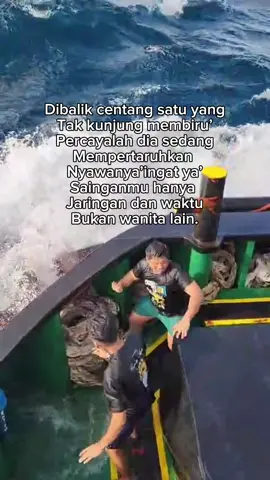 Perjuangan suami dan pasangan pelaut dia rela mempertaruhkan nyawa demi melihat orng yg di cintainya hidup bahagia tanpa kekurangan sedikitpun #pelautpunyacerita #pasanganpelaut #istripelaut #lius10 
