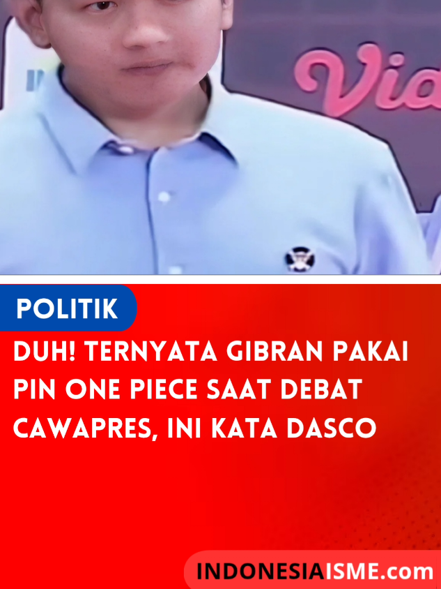 RakyatBersuara.co.id Jakarta - Ada yang menarik dari pernyataan Wakil Ketua DPR RI Sufmi Dasco Ahmad. Apa itu? Ia menyebut bendera One Piece bisa memecah belah bangsa. Hal itu jadi sorotan mengingat Wakil Presiden Gibran Rakabuming pernah menggunakan pinnya saat debat Cawapres. “Kalo One piece dianggap memecah belah persatuan, kenapa saat Gibran memakainya pak @sufmi_dasco diam aja?” kata Pegiat Media Sosial Chusnul Chotimah dikutip dari unggahannya di X, Sabtu (2/8/2025). Menurutnya, pejabat pemerintahan mesti berhenti menuduh rakyat macam-macam. Seperti yang dilakukan di era Presiden ke-7 Jokowi. “Ayo pak berhenti menuduh rakyat yang bukan-bukan, pemerintah sebaiknya terus lakukan perbaikan, stop lanjutkan kerusakan era Jokowi,” pungkasnya. Sebelumnya, Dasco menanggapi hebohnya bendera One Piece jelang perayaan kemerdekaan RI. Ia menilai ada gerakan sistem asing memecah belah bangsa. “Ya, itu ada gerakan sistematis untuk memecah belah kesatuan bangsa,” ujar Dasco, Kamis (31/7/2025) malam di kompleks parlemen, Jakarta. Pernyataan itu disampaikan Dasco usai mendapat laporan jika ada pihak tertentu yang mencoba merusak suasana kebangsaan menjelang peringatan kemerdekaan. Menurutnya, Indonesia sebagai negara besar kerap menjadi sasaran gangguan, termasuk dari kelompok yang tidak senang melihat kemajuan bangsa. “Imbauan saya kepada seluruh anak bangsa mari kita bersatu, kita harus bersama melawan hal seperti itu,” lanjutnya. Di sisi lain, foto Gibran saat menggunakan pin One Piece beredar di media sosial. Itu diketahui saat Gibran melakukan debat di Pilpres 2025. Di foto yang beredar, Gibran mengenakan kemeja biru, khas tim Prabowo-Gibran kala itu. Lalu di bagian depan baju Gibran, ia memasang pin One Piece dengan ukuran kecil berlatar hitam. Bendera One Piece yang viral tersebut menampilkan simbol khas kru bajak laut Topi Jerami. Berupa gambar tengkorak mengenakan topi jerami dengan dua tulang disilangkan di belakangnya. Simbol itu merupakan adaptasi dari bendera bajak laut Jolly Roger yang melambangkan perlawanan terhadap otoritas. #indonesiaisme #indonesiaismecom #gibranrakabuming #dondasco #onepiece #fyp #fyppppppppppppppppppppppp 