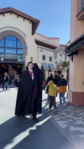 Beware of vampire 🩸#fyp #universal #vampire #wow #universalstudioshollywood #happy #foryoupage 