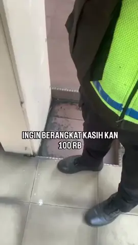 Polisi Baik Yang Suka Membantu ~  👮: Naik motor knalpotnya berkarat,  Dompet tipis tinggal recehan.  Ngaku kaya padahal melarat,  Ada seratus sekarang berangkat. Sebuah video viral di media sosial memicu kemarahan warganet. Dalam rekaman tersebut, terlihat seorang oknum polisi tengah menilang seorang pengendara perempuan. Yang bikin heboh, oknum polisi itu terdengar berkata: “Ada seratus, sekarang berangkat.”  Sekarang kau ku bantu, ada yg nanyak jgn jawab