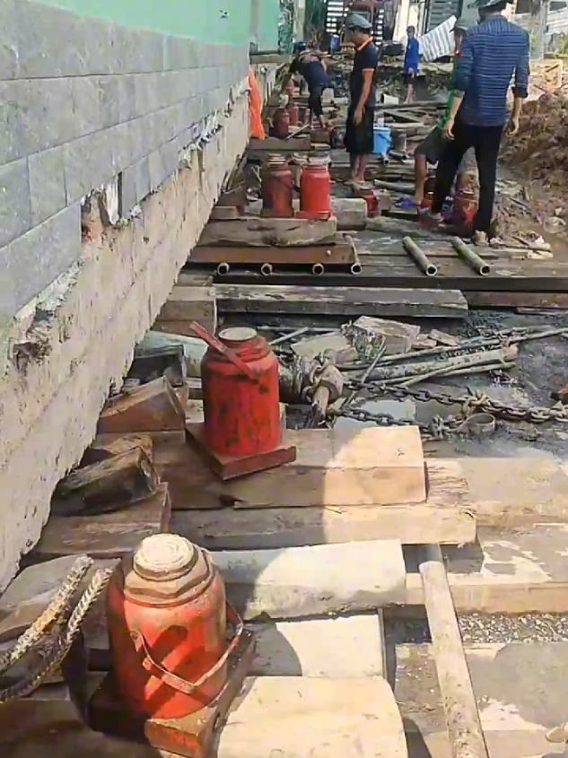 Tinggikan rumah 2lantai pakai dongkrak dan rantai #renovasirumah #rumah2lantai 