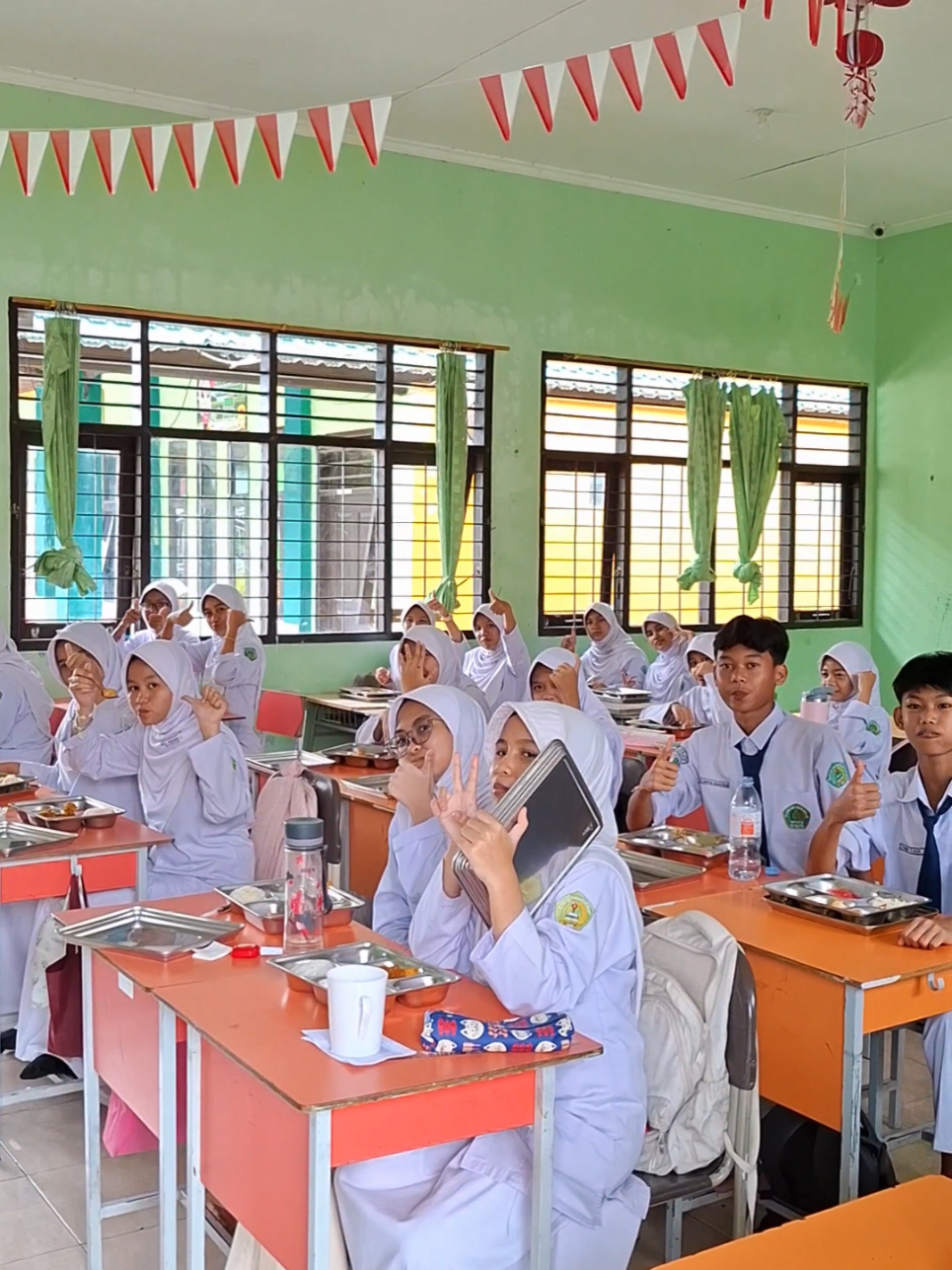 Alhamdulillah, Hari pertama dapat makan siang gratis 🤲.. #makangratis #pakprabowo #sekolahsehat #sekolahramahanak #madrasahmajubermutumendunia #siswamadrasah #mtsnegeri 