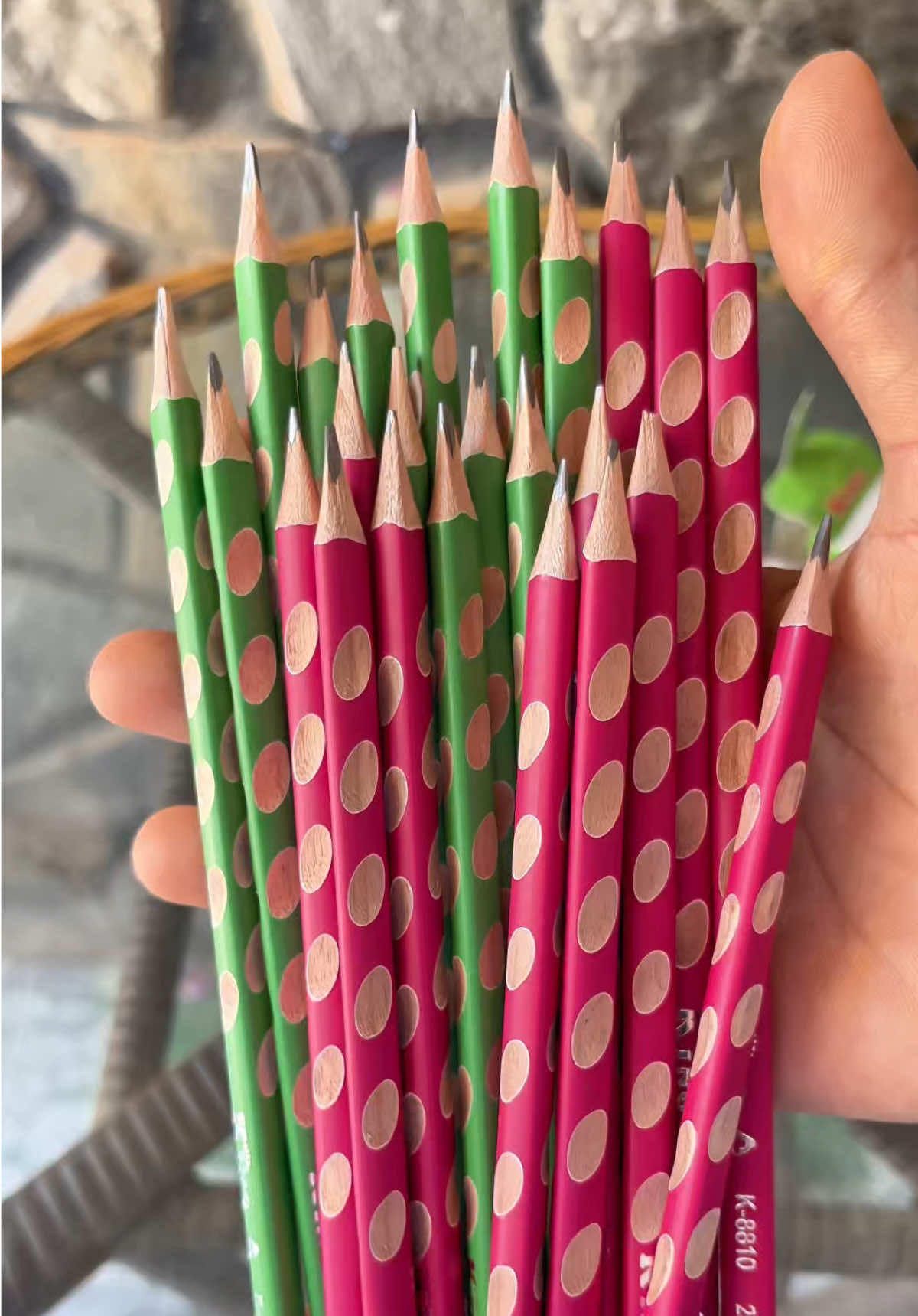 Em thấy bút chì êm lắm mà giá thì rẻ hơn mình ra ngoài mua nữa. Ba mẹ rất nên mua cho con mình nha #review #butchi2b #butchidinhvi #bút #butchitapviet #dungcuhoctapchobe #dungcuhocsinh 