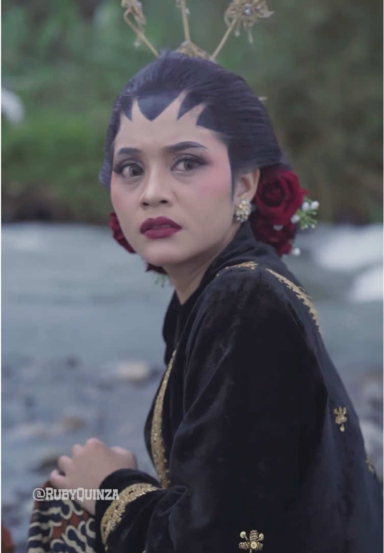 Kabur dari pernikahan, Ruby bertemu sosok penari aneh ini. #SerialTikTok #TikTokTainment #TikTokSeries #TikTokSeriesFuture #drama #rubyquinza #suneedaycreative 