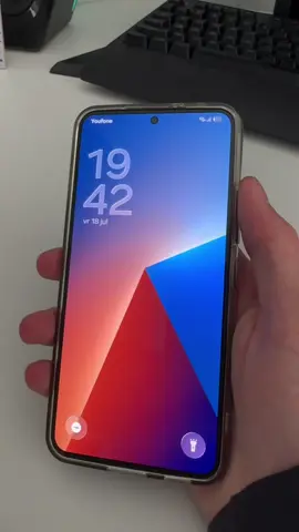 Samsung all phone killer☠️☠️💀🗿🗿🥭                                                             This can be enabled by opening one ui 8 registar and selecting “Show beta options” than in settings>beta options>display themes (or something like that i don’t know the literal translation) #techtok #samsung #explore #trending #foryou liquid glass one ui 8 samsung apple ios 26 beta magic glass