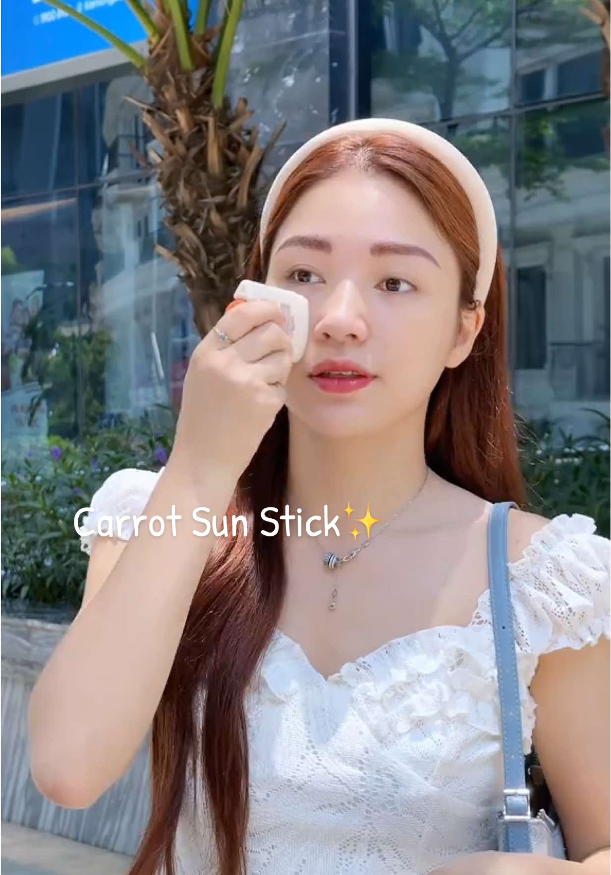 Thanh lăn chống nắng vẫn cứ là tiện dặm lại nhất cho mấy ô bà lười nha @skinfood_global  #goclamdep #tieungocbuofficial #beauty #reviewlamdep  #skinfood_global #carrotsunstick #oilcontrol #sunstick 