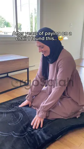 After years of praying on a chair i found this 🥹🤲 #ergosalah #prayermat #eidgift #muslimlifestyle #kneerelief #pray #islam 
