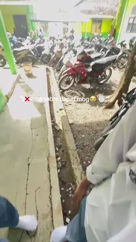 harus bgt nunggu nya didepan pintu? 😇#smkbisasmkhebat #tranding #aud#fyppppppppppppppppppppppp #masukberandafyp 