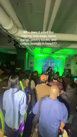 NEW LORE gigs be like 😭😭💙💚💙💚💙🫶 #performative #gatekeep #indiemusic #tiktokmusikat #musikditiktok #performativemen #opm 