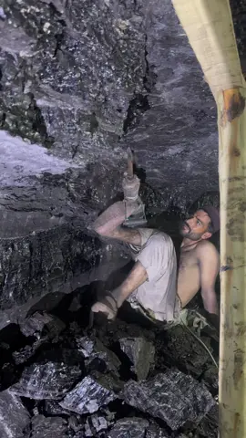 Black diamond in coal mining ⛏️ #blackdiamond #bombexplotion #goldmining #coamining #undargraundmining #hiddentreasure #usa🇺🇸 #@tiktok creators 