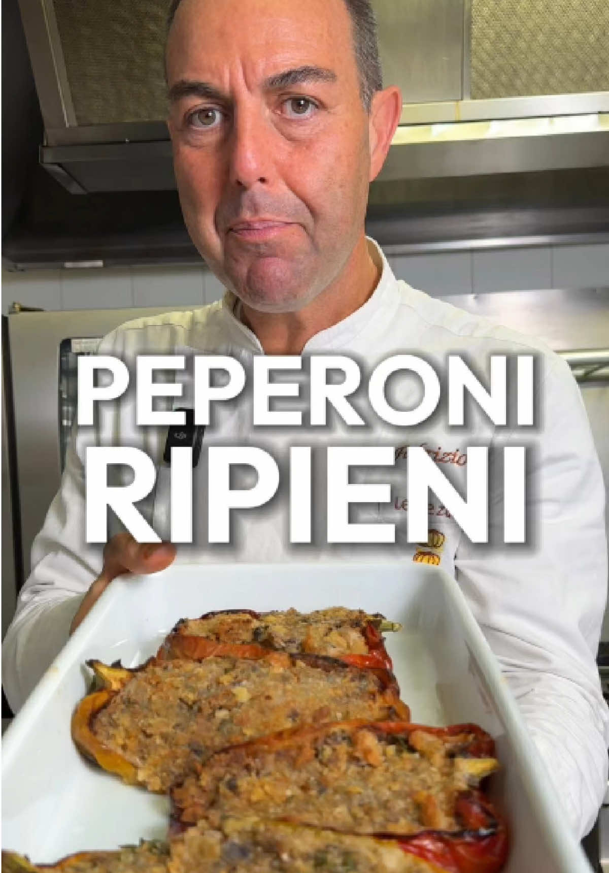 Questo piatto sa di casa e mare insieme. I peperoni ripieni di tonno sono irresistibili 🤤 Vi aspetto dal lunedì al sabato, dalla colazione all’aperitivo! ☕🍪🍰🥨🥗🍝🍷🥃🍸🍺 🍽️ @letrezucche  📍Via G. Mengarini, 49 (RM) 📞 Info e prenotazioni: 0645429576 🎥 @Atera | Marketing Agency  #peperoniripieni #peperoniripieniditonno #peperoni #cheffabriziosepe 