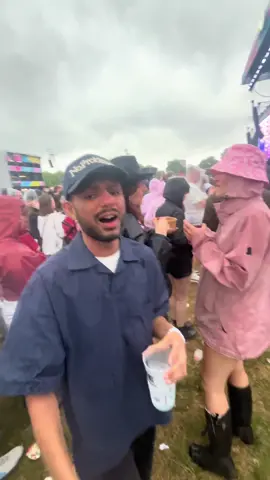 throwback to when i had to carry the crowd at wolf alice bcos this is genuinely one of the greatest songs ever made and the rain was never going to stop me @Wolf Alice  #wolfalice #festival #newmusic 