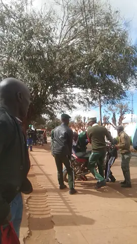 aquele momento que você vê sua moto bazando com polícia municipal😀