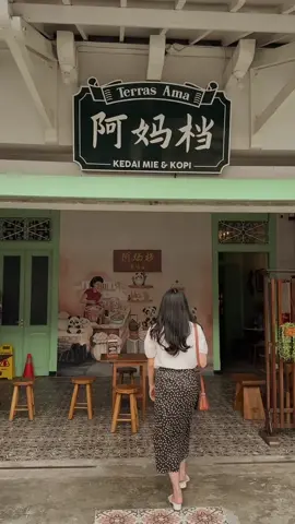 Yg belum pernah ke Penang cobain ke sini deh, ini resto vibes peranakan di Solo yg jual snack enak dan harganya terjangkau 🤍🪷🏮 Bisa jadi tempat singgah sejenak kalo lagi di Solo~ . . . 📍 Terras Ama - Kedai Mie dan Kopi Jl. Suryopranoto No.46, Kepatihan Wetan, Kec. Jebres, Kota Surakarta, Jawa Tengah 57129 . . #solo #surakarta #exploresurakarta #surakartaexplore #aesthetic
