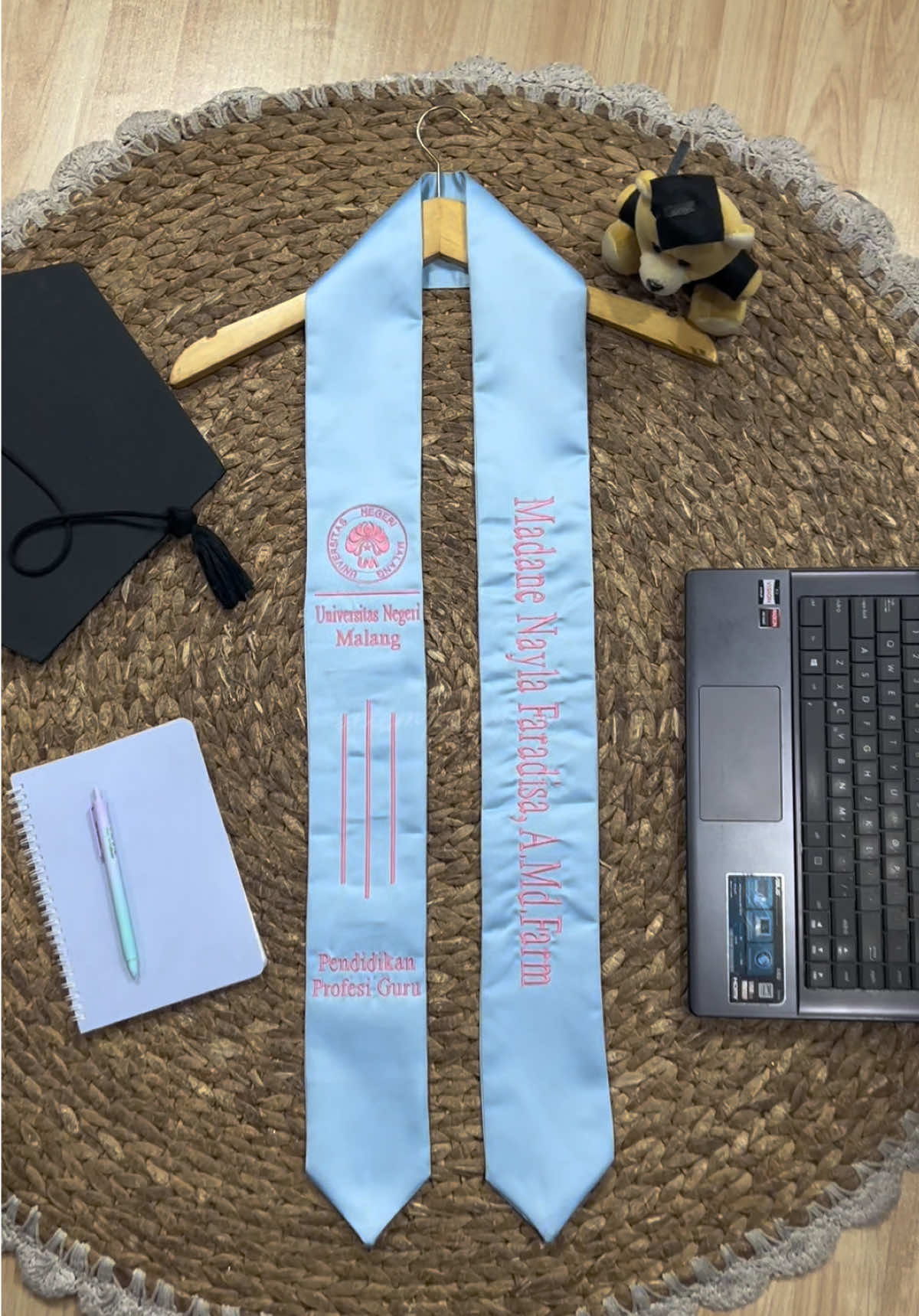Selempang wisuda bahan satin premium warna baby blue. Warna lainnya kalian bisa request  #selempang #selempangwisuda #satin 