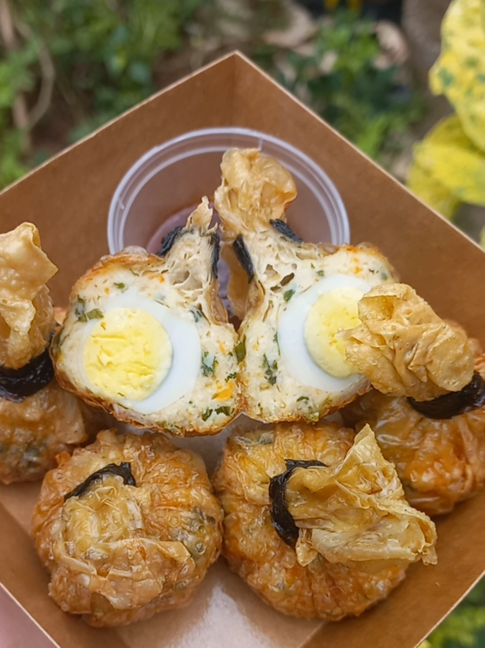 Gebrakan baru dri Teras Tiga Putri, yg blm tau wajib bgt cobain dongg 😋.. btw aku pakai kulit tahu ygy _Made by Order_ 📍Batujamus - Karangpndan - Karanganyar ☎️ Pemesanan via WA (di bio) #ekadotelurpuyuh #cemilanviral #wajibcobain #terastigaputri #allahummabarik #fypシ 