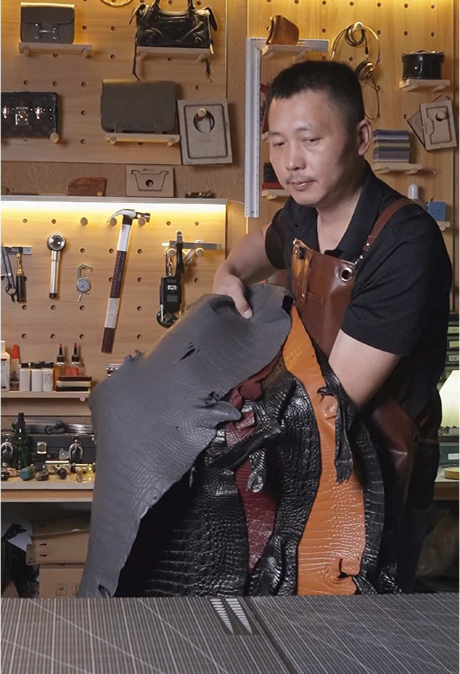 I have carefully selected many crocodile leathers to make bags, I hope you will like them.