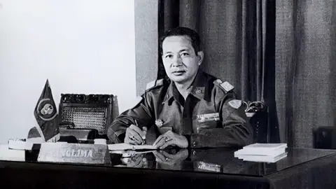 Pak Harto memiliki peran yang sangat signifikan dalam pembentukan dan pengawasan badan intelijen di Indonesia, terutama setelah peristiwa G30S/PKI. Meskipun ia tidak secara langsung menjabat sebagai kepala badan intelijen secara terus-menerus, ia adalah figur kunci yang mengendalikan dan memanfaatkan sistem intelijen. Beberapa poin penting terkait peran Pak Harto dalam badan intelijen : Pembentukan Komando Intelijen Negara (KIN) : Pada 22 Agustus 1966, dengan dukungan Presiden Soekarno, Pak Harto membentuk Komando Intelijen Negara (KIN). Kepala KIN pada saat itu, Brigadir Jenderal Yoga Sugomo, bertanggung jawab langsung kepada Pak Harto. Pembentukan Badan Koordinasi Intelijen Negara (BAKIN): Kurang dari setahun kemudian, pada 22 Mei 1967, Pak Harto mengeluarkan Keputusan Presiden untuk mendesain KIN menjadi Badan Koordinasi Intelijen Negara (BAKIN). BAKIN ini menjadi lembaga intelijen utama di era Orde Baru dan bertanggung jawab mengintegrasikan berbagai unsur intelijen dari militer, kepolisian, dan sipil. Kontrol dan Pengawasan : Sepanjang masa kepemimpinannya sebagai Presiden, Pak Harto membangun sistem intelijen yang luas dan terkoordinasi untuk memastikan stabilitas pemerintahan dan mengontrol politik. Berbagai badan intelijen seperti BAKIN, BAIS (Badan Intelijen Strategis), dan KOPKAMTIB (Komando Operasi Keamanan dan Ketertiban) beroperasi di bawah kendalinya. Penggunaan Intelijen untuk Kontrol Politik: Pak Harto sangat mengandalkan intelijen untuk mengawasi dan menindak kelompok yang dianggap mengancam pemerintahannya, termasuk sisa-sisa simpatisan komunis dan gerakan oposisi lainnya. Ia juga menggunakan data dan laporan intelijen dalam merekrut figur politik dan keamanan, termasuk menteri-menterinya. Jadi, meskipun tidak pernah secara formal menjadi 