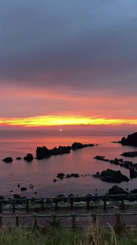 Niatnya cuma jogging… Tapi ternyata semesta punya kejutan. Golden sunrise kayak gini mana bisa aku abaikan? 🌅✨ Seongsan Ilchulbong, kamu terlalu cantik pagi ini. #f#fyps#sunrisevibesg#goldensunrises#seongsanilchulbong #j#jejuislandm#morningmagick#koreatravel   