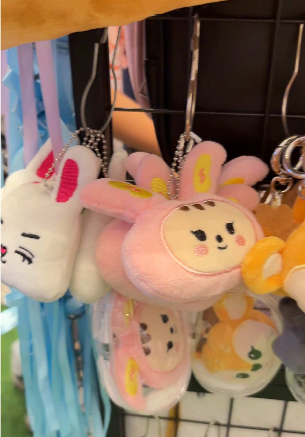 ang ccuteee 🥹 anik anik sa bag check my yellow basket! #seventeen #seventeenminiteen #svtminiteenplushies #plushies #seventeenkeychain #caratseventeen 