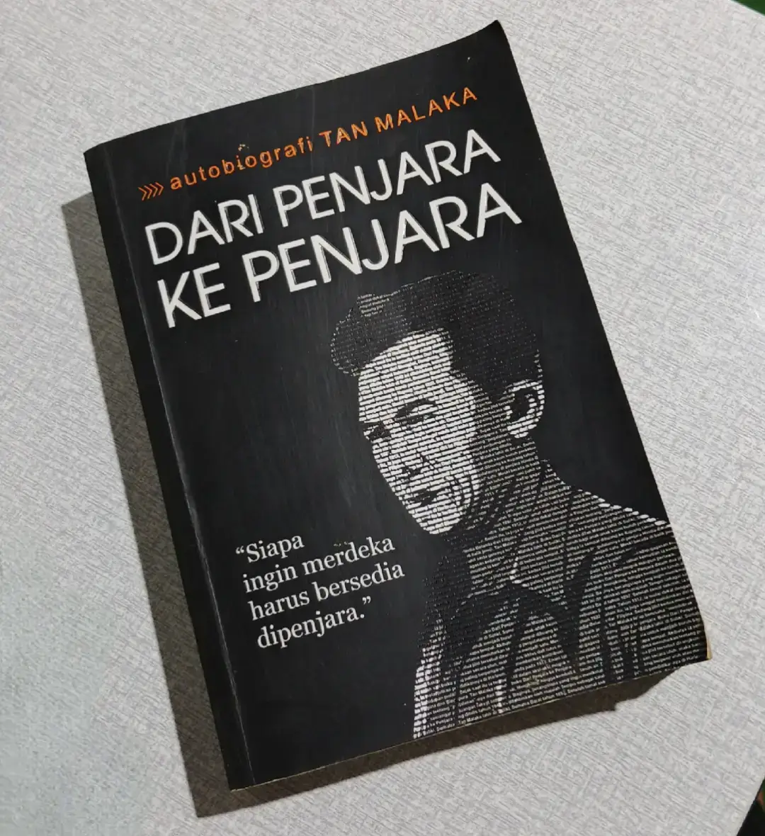 Tan Malaka merupakan Bapak Republik Indonesia yang dikenal atas perjuangan dan pemikirannya. Seorang tokoh revolusioner yang kebanyakan orang tidak mengenalnya. aku baru saja selesai membaca ulang Dari Penjara Ke Penjara dan merekomendasikan bagi kamu yang tertarik dengan pemikiran Tan Malaka untuk memulai baca buku ini. alur yang mudah dimengerti, sedikit lebih ringan daripada madilog.  #tanmalaka #pahlawanrevolusi  #kemerdekaanindonesia🇮🇩 #reading #historylesson #HealingJourney #baca 