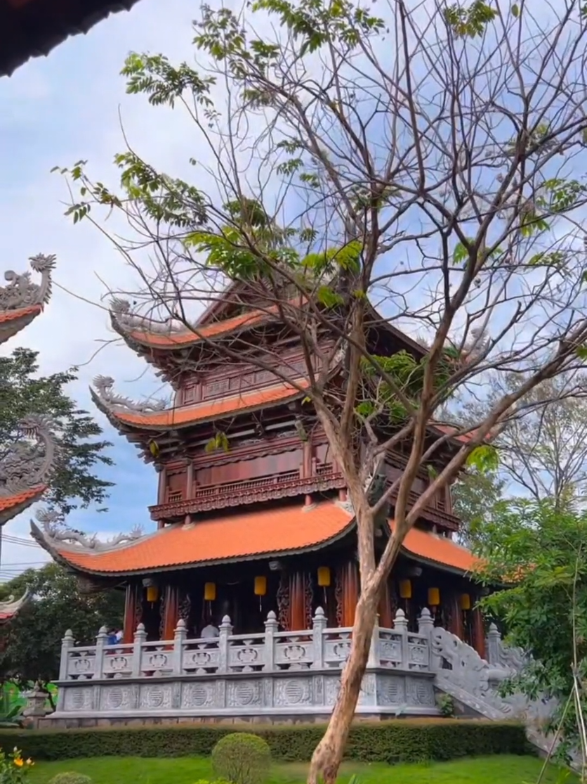Nếu có dịp mọi người ghé Tu Viện Vĩnh Nghiêm Q12 ạ. Bước vào cổng vẻ là ngoài uy nghiêm, bên trong với thiết kế hiện đại xen cổ kính tạo nên một không gian vô cùng đẹp. Vừa là nơi để  mình được giải tỏa, vừa là địa điểm checkin ạ#xuhuong #LearnOnTikTok #phatphapnhiemmau #phatgiao #tuvienvinhnghiem 