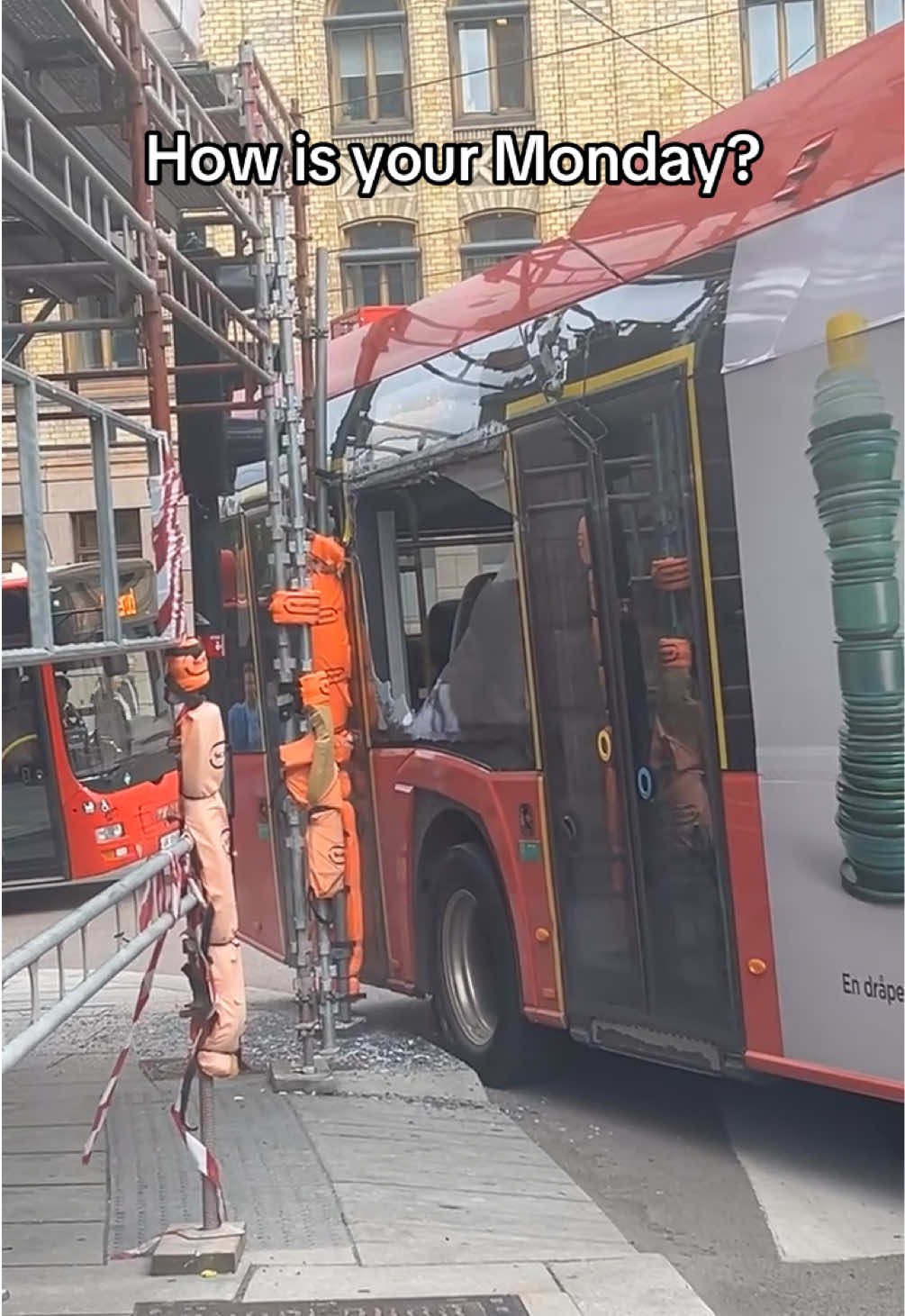 Når du vanligvis kutter svingen, men noen har satt opp et stillas der😅 #bus #crash #broken #window #fyp #goviral 