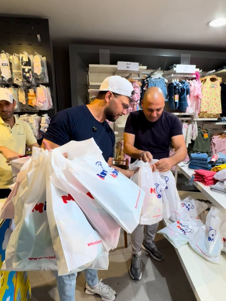 أشترينا كل ملبوسات الاطفال في هذا المحل ووزعناها مجانا  الاطفال