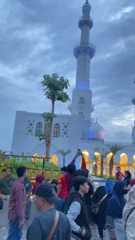 Panorama sore jelang senja di Masjid Raya Sheikh Zayed Solo #masjidsyekhzayed #solo #surakarta #masjidsheikhzayedsolo #masjidsheikhzayedsurakarta #masjidrayasheikhzayed #solotravel #sololeveling #jawatengah #indonesia #indonesia🇮🇩 
