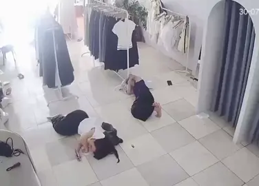 #PucallpaEsChoy || #NoticiasVirales | En Brasil una mujer estaba acostada en el suelo de una tienda, de repente una rata  aparece y se esconde debajo de sus pantalones. Ella entra en pánico y su reacción se vuelve tendencia en redes sociales. ¿Usted que haría?