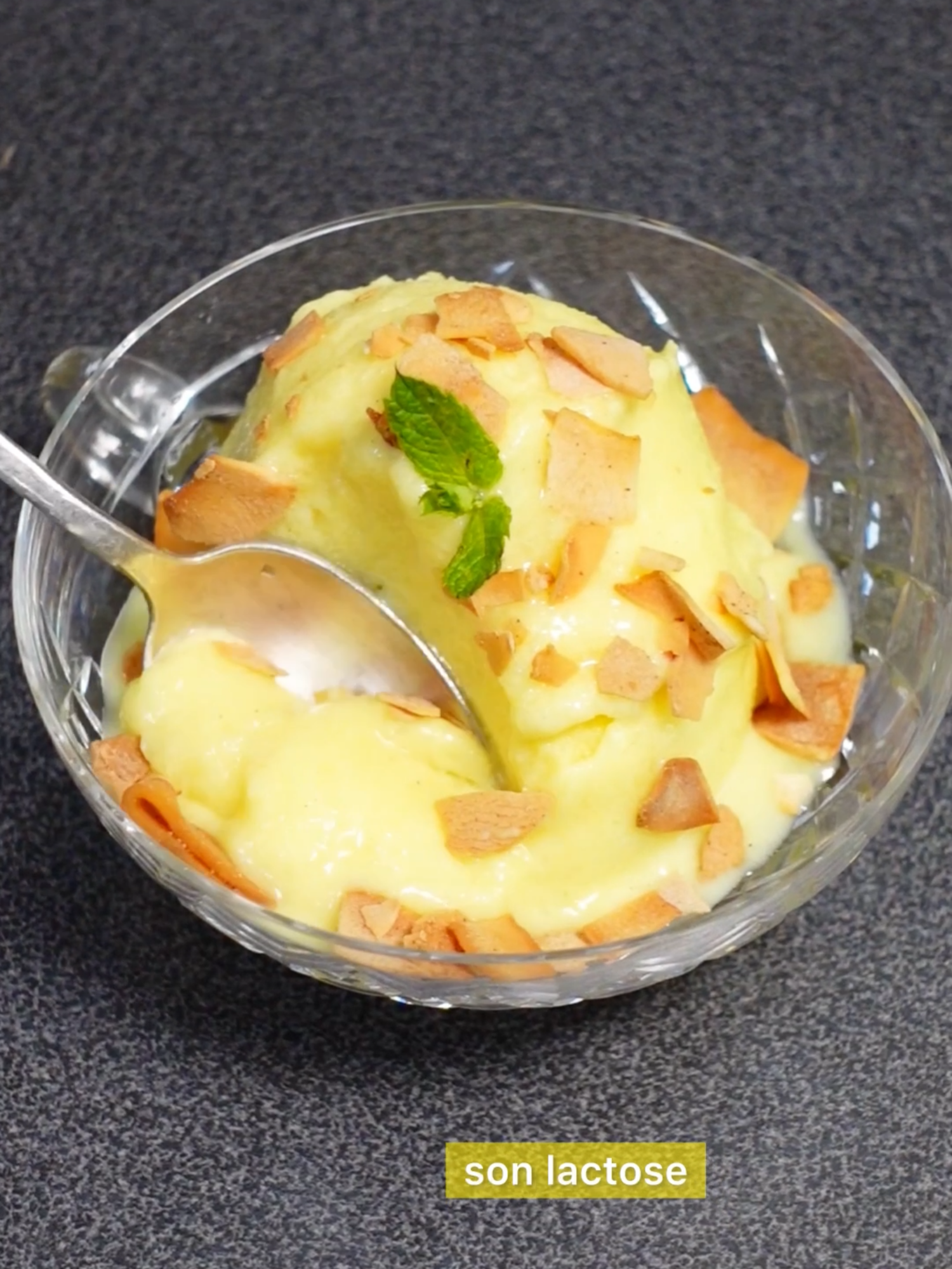 💖 Je partage des recettes comme celle-ci tous les jours, alors n’hésite pas à t’abonner pour ne rien rater ! Glace au citron maison en 3 ingrédients 👇 2 citrons bio 250g de chair d’ananas  300g de yaourt de coco Facultatif  : 1 pointe de couteau de stevia pure (ou tout autre sucrant) + 1 pointe  de couteau de curcuma en poudre + 1 morceau de gingembre (10g environ) Prélever  la chair des citrons et les zestes. Mixer tous les ingrédients jusqu’à  obtenir un mélange lisse. Verser dans un moule à glaçons et placer au  congélateur quelques heures.  Au moment de réaliser la glace, sortez  les glaçons 10 min avant de les mixer avec un filet de lait végétal (ou  d’eau) et servir.  Je garde parfois les coques des citrons que je  place au congélateur et que je remplis avec le sorbet au citron avant  de servir, ça donne un côté citron givré incroyable ! Pour moi c’est la meilleure glace au citron du monde 🤩 [  recette facile rapide express simple été canicule crème glacée sorbet  lemon d’herbes sans sorbetière sans machine à glace bon plan hack 3  ingrédients sans gluten sans sucre sans lactose sans lait sans œuf sans  allergène mocktail ]